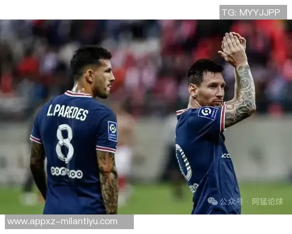 约罗身穿里尔球衣盛装出席里尔对阵巴黎比赛开球仪式